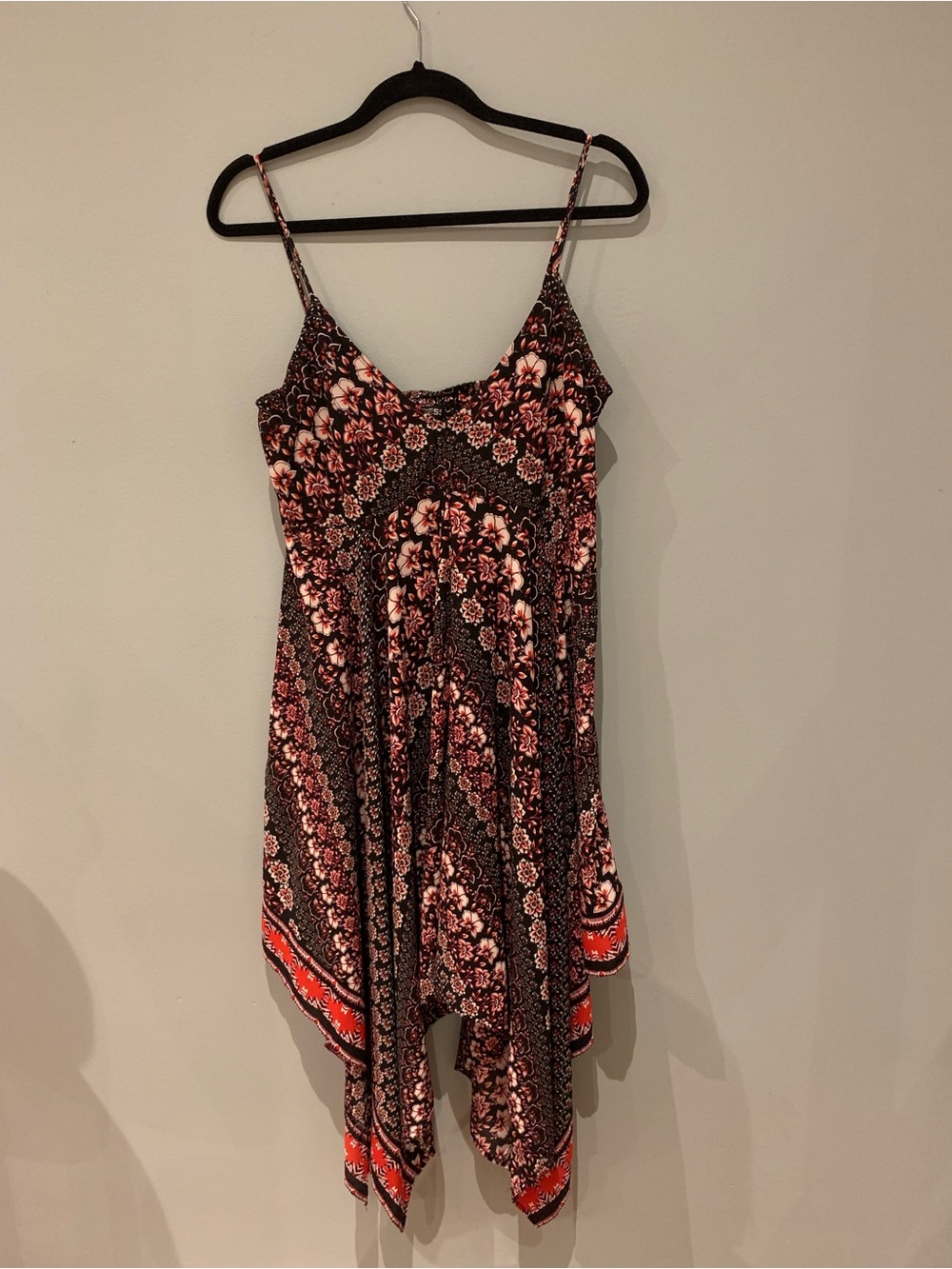 Floral Print Handkerchief Hem Slip Dress - Black & Red